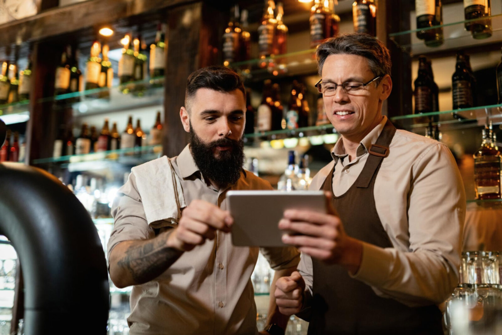 SEO para restaurantes y bares en Jaén: cómo llenar mesas atrayendo clientes desde Google